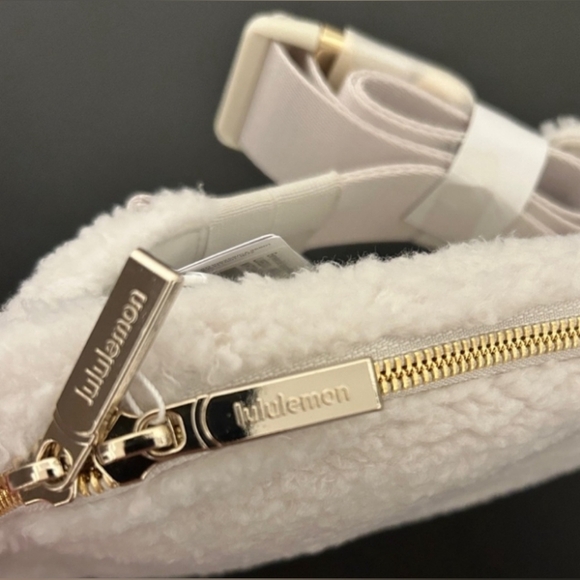 NWT Lululemon Fleece Belt Bag Large - Picture 4 of 16